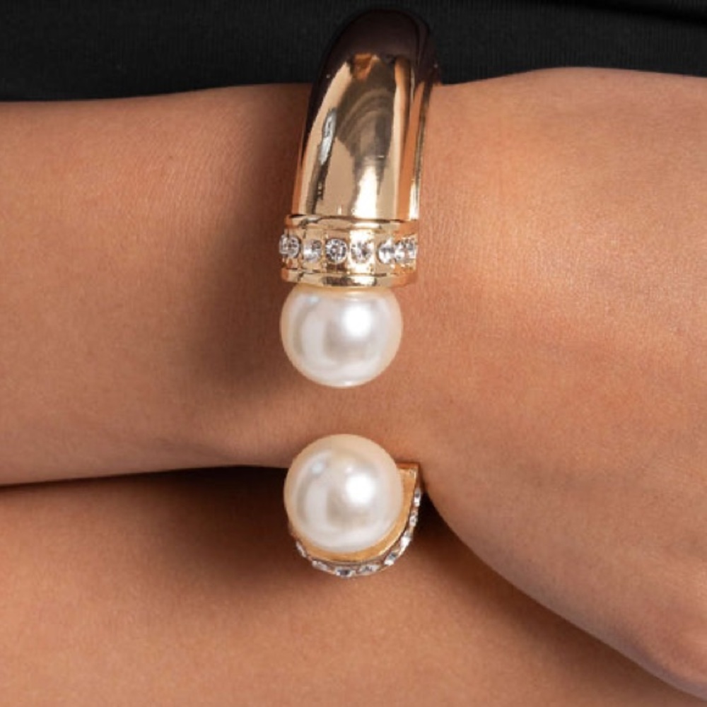 NWT Gold & Pearl Bracelet w/ Rhinestones(Last One)